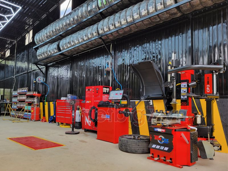 4-loai-thiet-bi-can-thiet-cho-tiem-sua-xe-moi