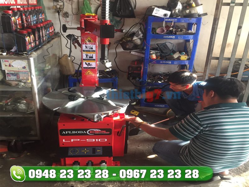máy ra vào lốp xe