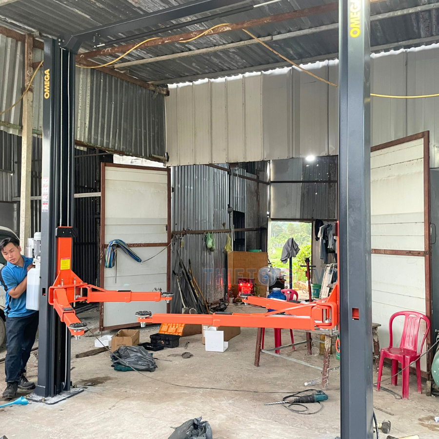 Cầu nâng ô tô 2 trụ phục vụ công việc cau-nang-o-to-2-tru-cong-tren (4)