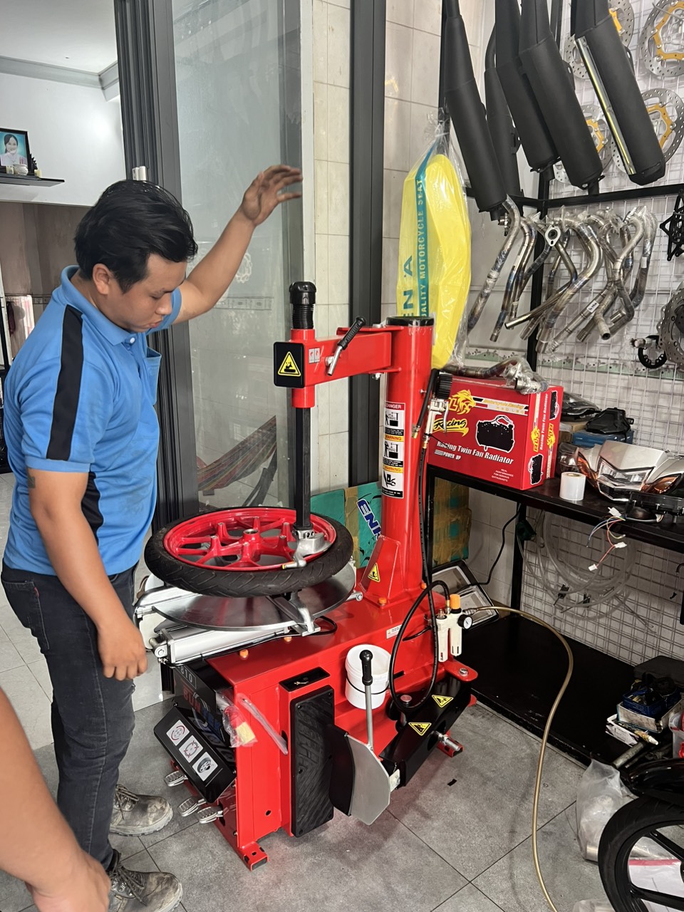 Kinh nghiệm mua thiết bị ra vỏ xe hữu ích dành cho bạn