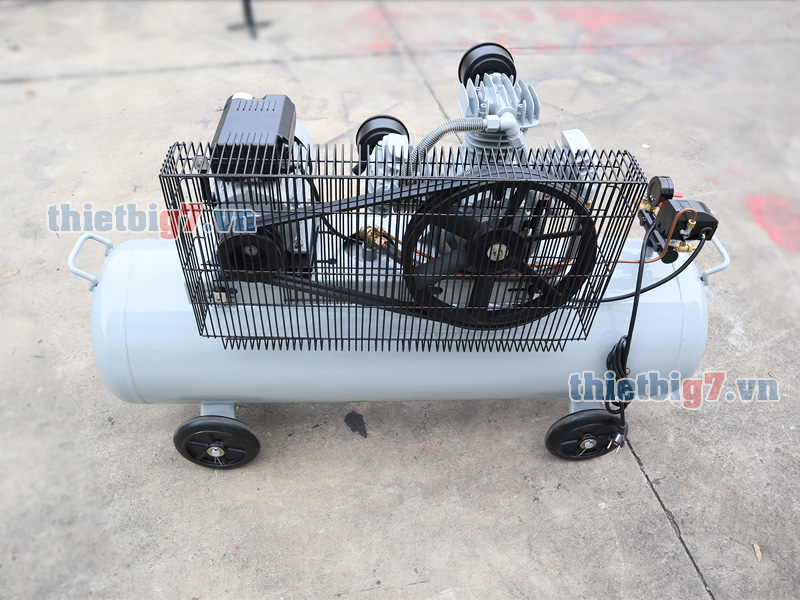 Khung sắt bảo vệ an toàn khi máy nén khí hoạt động