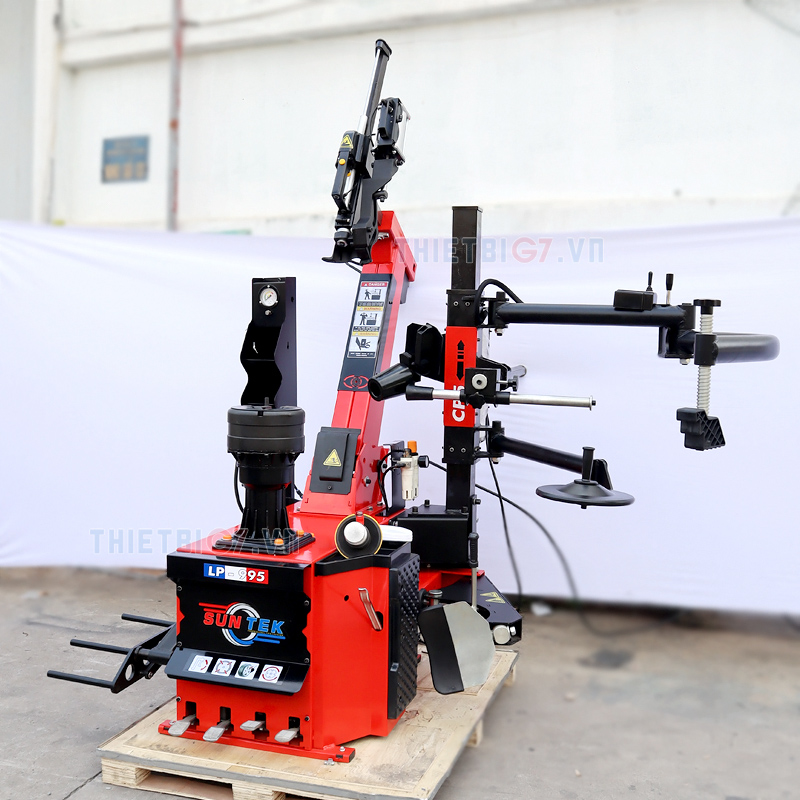 Máy tháo vỏ xe du lịch xe sang trang bị trụ cần ngã sau sử dụng bằng khí nén