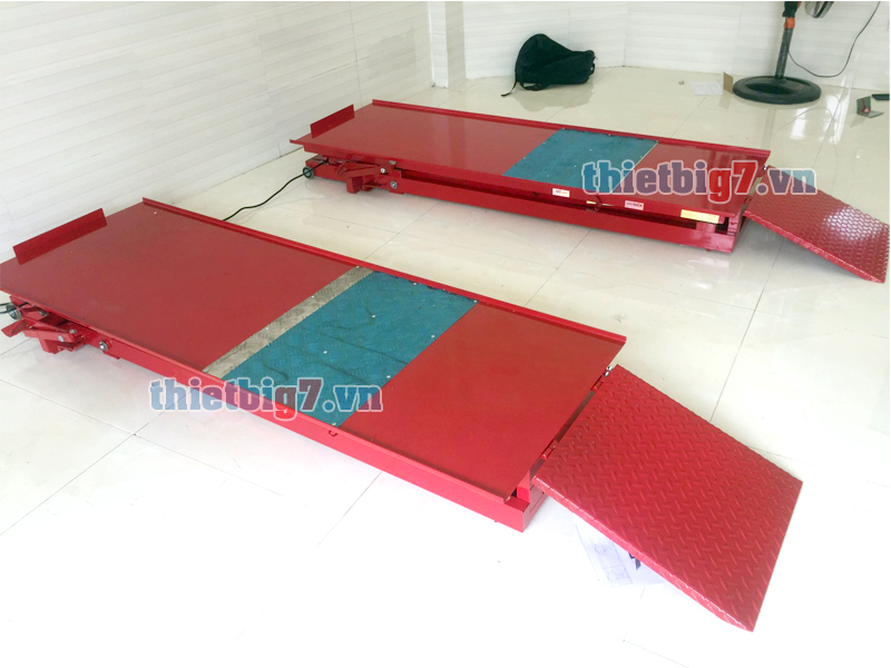 So sánh Bàn nâng xe máy đạp chân và Bàn nâng xe máy điện cơ
