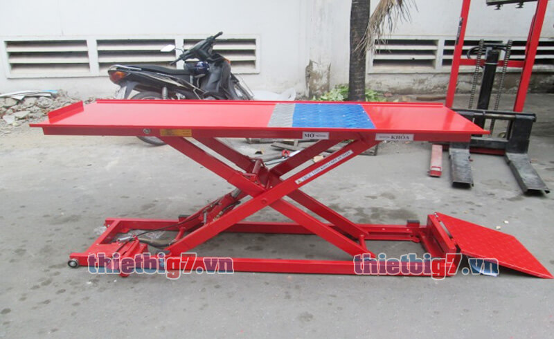 Bàn nâng xe máy điện cơ https://g7vn.b-cdn.net/wp-content/uploads/2020/11/ban-nang-xe-may-dap-chan_1-1.jpg