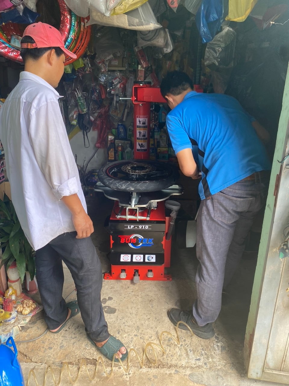 TOP 3 câu hỏi về máy ra lốp xe mà nhiều người thắc mắc