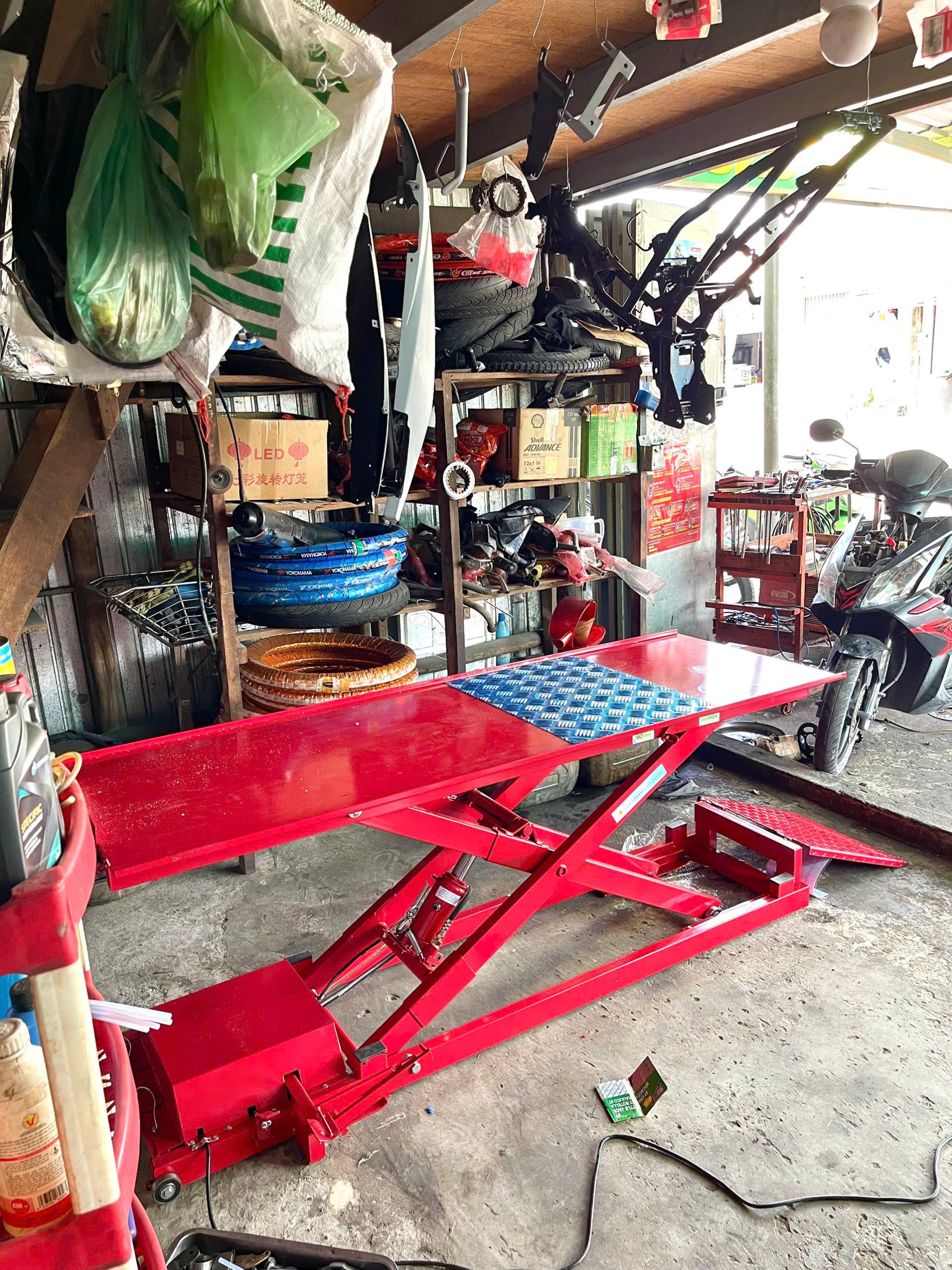 trang-bi-ban-nang-xe-may-tiem-sua-xe trang-bi-ban-nang-xe-may-tiem-sua-xe