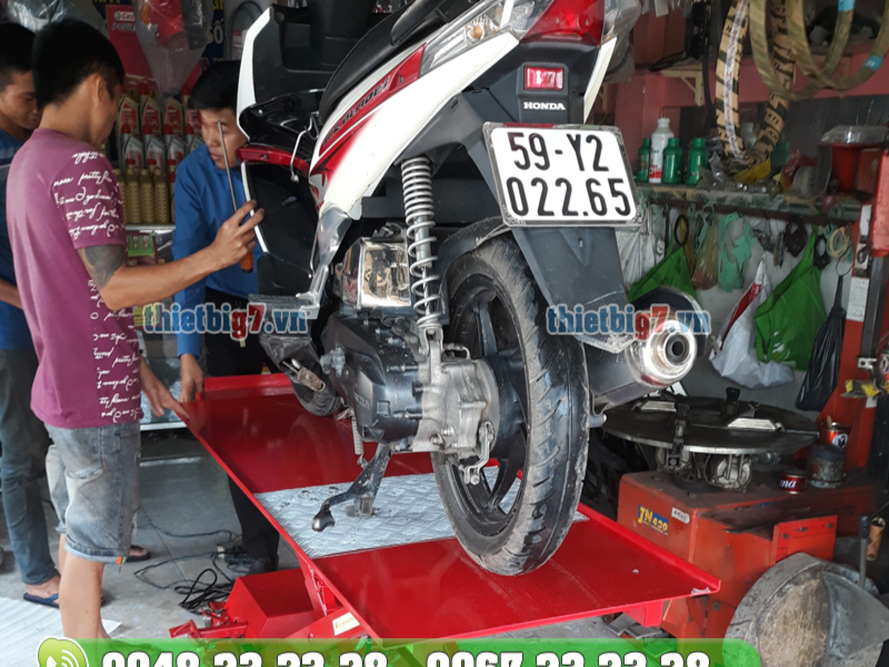 Bàn nâng xe máy hỗ trợ rất nhiều trong công việc sửa chữa ban-nang