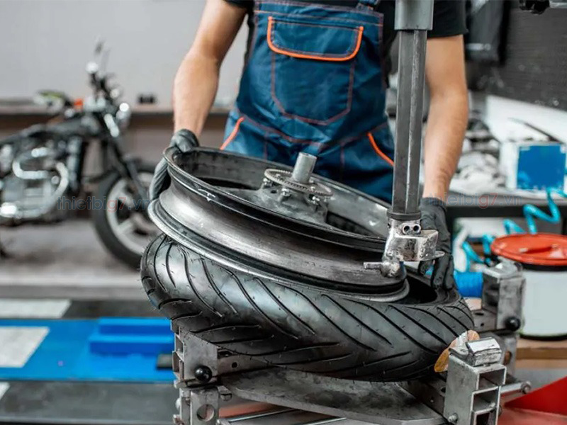 Sử dụng máy tháo vỏ xe để công việc được nhanh chóng 
