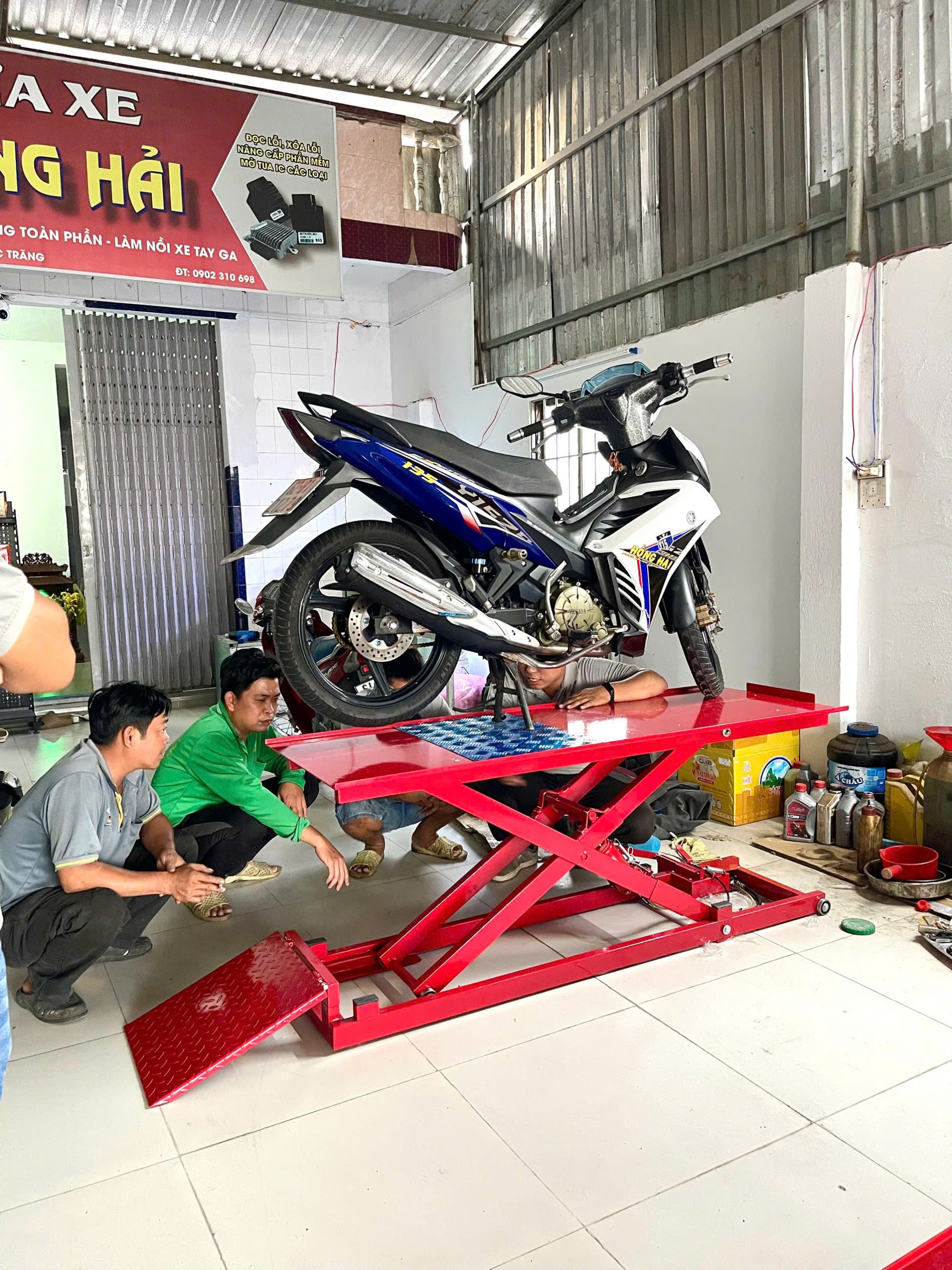 cong-dung-ban-nang-xe-may