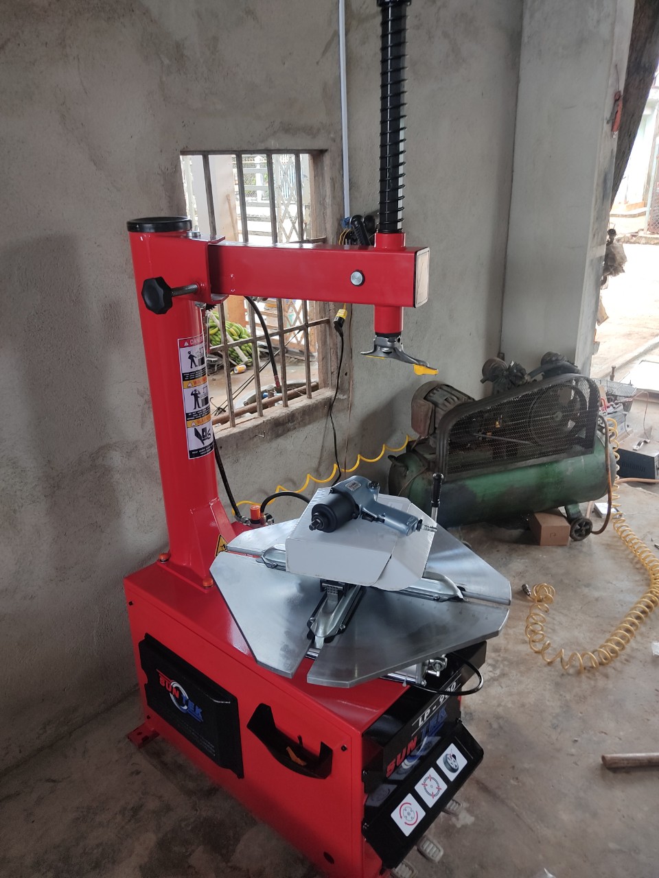 Máy tháo vỏ – bộ dụng cụ tháo lốp xe máy bạn nên sở hữu ngay