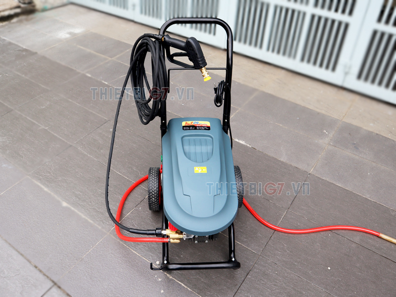 Máy rửa xe cao áp loại nhỏ phù hợp với tiệm rửa xe máy và ô tô nhỏ