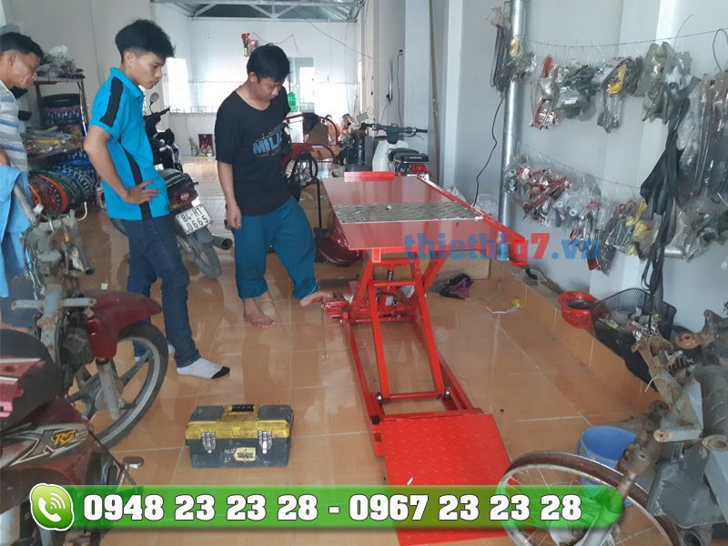 Bàn nâng xe máy giúp ít được rất nhiều cho người thợ trong công việc ban-nang-dap-chan