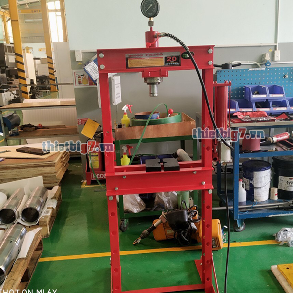 Đặc Điểm Và Lợi Ích Của Máy ép Thủy Lực Ô Tô Trong Gara Sửa Chữa