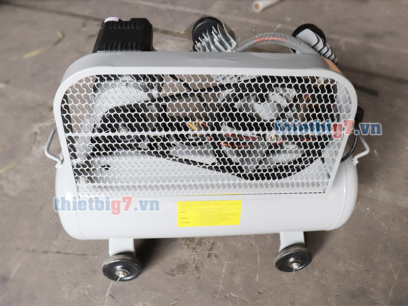 Phía sau máy nén khí có khung lưới bảo vệ