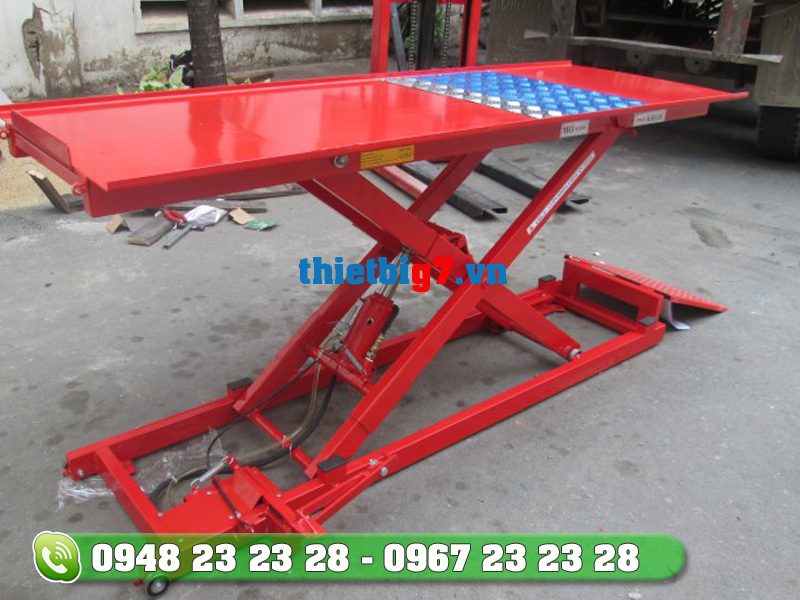 Mẫu bàn nâng xe máy giá rẻ nhất thị trường cận cạnh bàn nâng xe máy