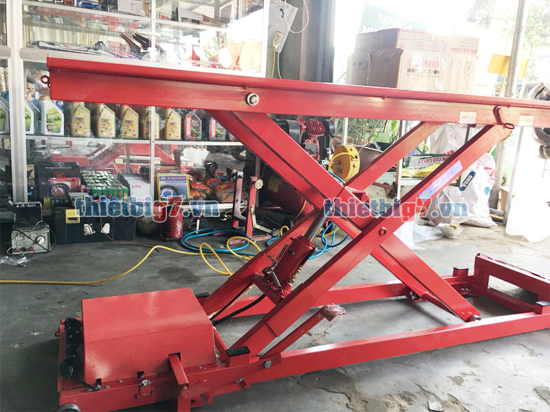 Một chiếc bàn nâng xe máy điện cơ với nhiều chức năng https://g7vn.b-cdn.net/wp-content/uploads/2020/11/ban-nang-xe-may-dap-chan_1-2.jpg