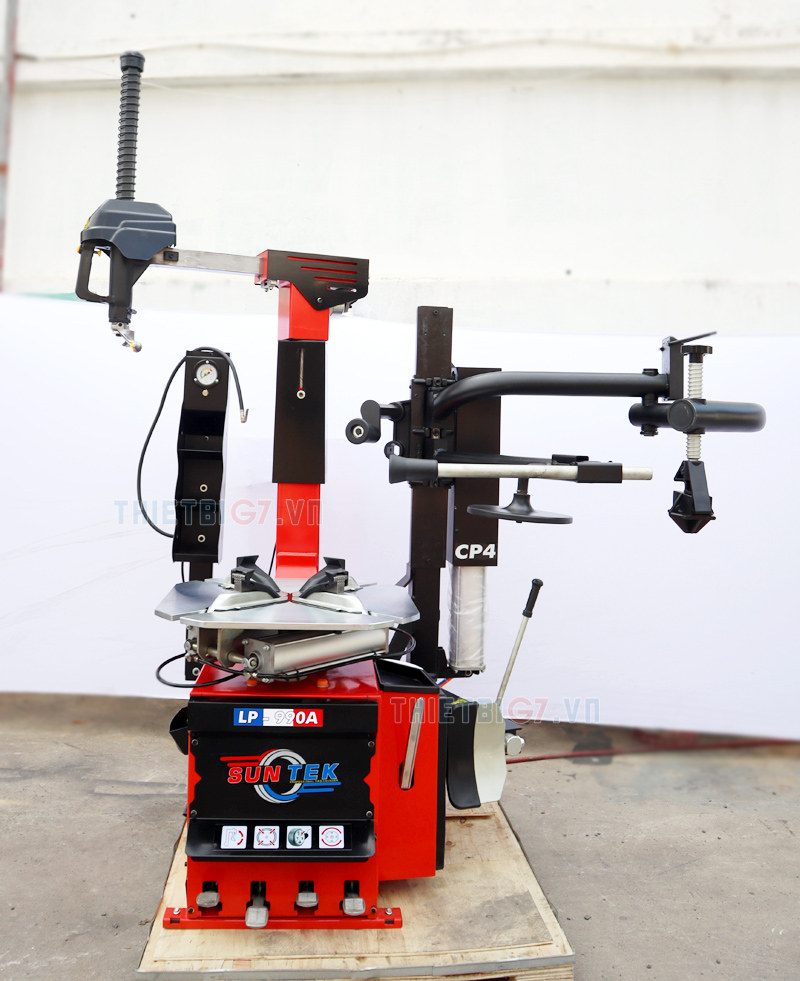 Mẫu máy ra vỏ lốp xe du lịch cần xoay ngang Suntek LP-990A+CP4