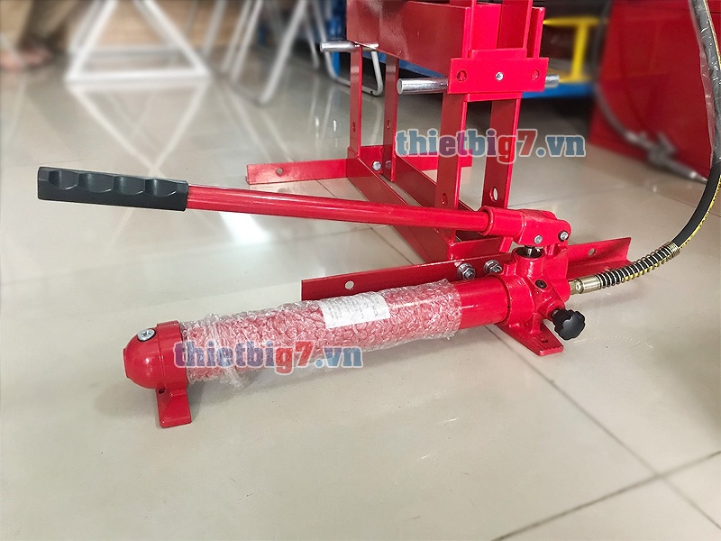 Hình ảnh tay bơm của máy ép thủy lực dùng tay may-ep-thuy-luc-10-tan-co-dong-ho_2